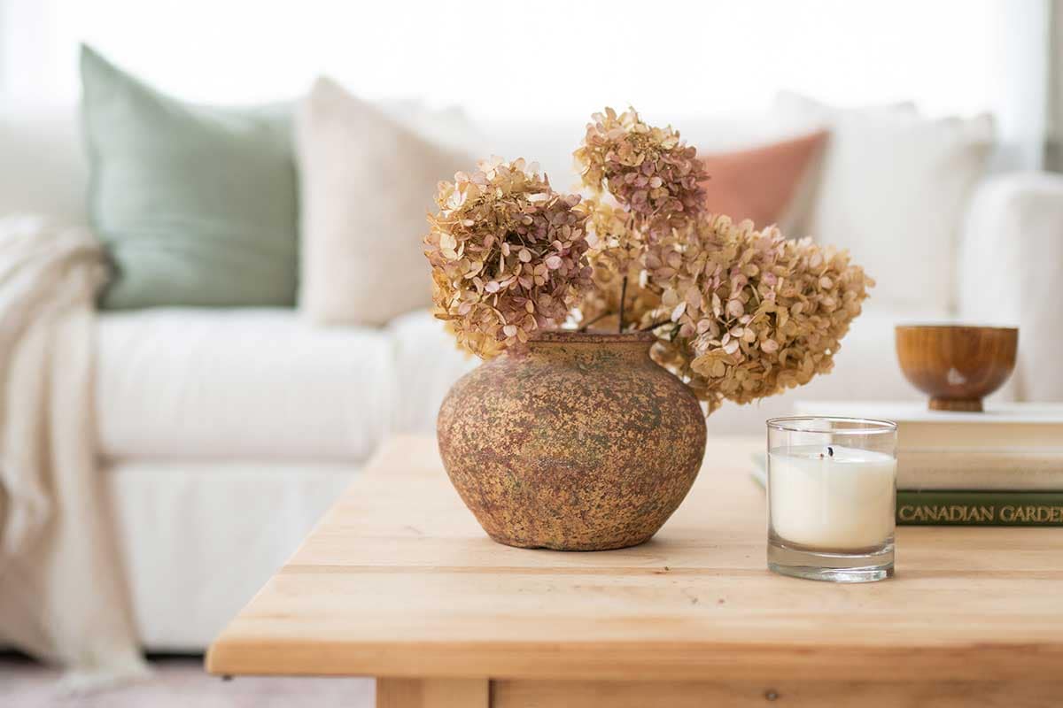 Staged living room showcasing elegant furniture and dรฉcor, symbolizing the importance of home staging in attracting buyers.
