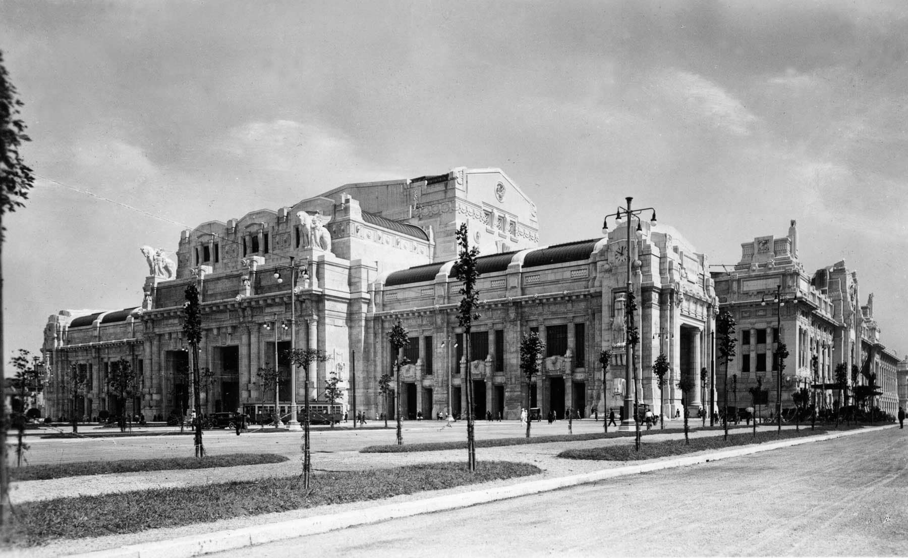 Historic black-and-white image of Milano Centrale railway station in Italy, the architectural inspiration behind Centrale Burnaby by FirstTrack Development.